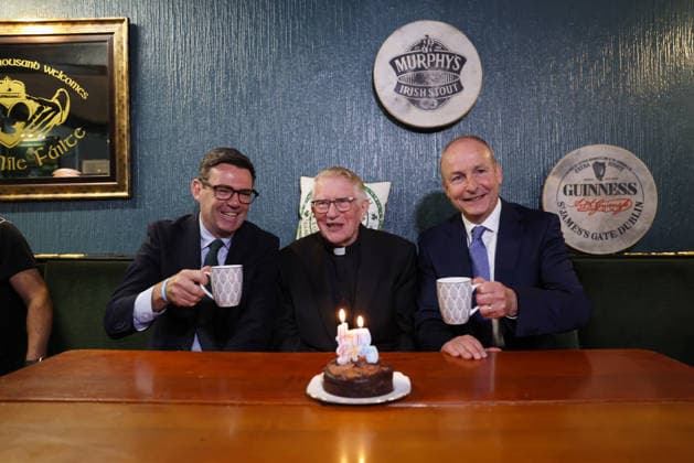 Großbritannien, Andy Burnham und Micheál Martin feiern 90. Geburtstag von Club-Patron Patrick McNally im Brian Boru Irish Club in Ashton-in-Makerfield
