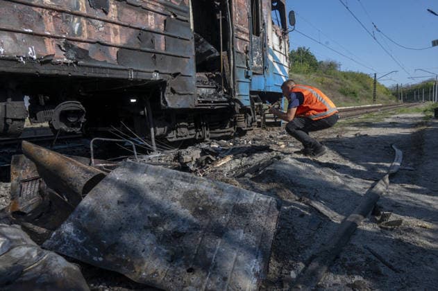 Ukraine-Krieg, Ermittler untersuchen Nahverkehrszug nach Drohnenangriff am Bahnhof Lypkuvativka in Charkiw