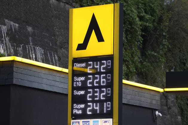 Rheinland-Pfalz, Preistafel an Tankstelle in Mudersbach