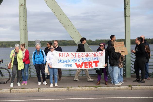 Berlin, Demonstration Bildung braucht Demokratie braucht Bildung auf der Glienicker Brücke zwischen Berlin und Potsdam