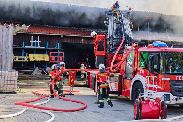 Baden-Württemberg, Brand auf Landwirtschaftsbetrieb in Grosselfingen