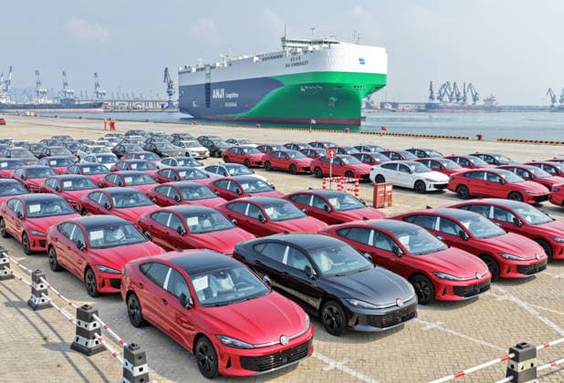 China, Fahrzeugexporte mit Volkswagen Autos im Hafen von Yantai