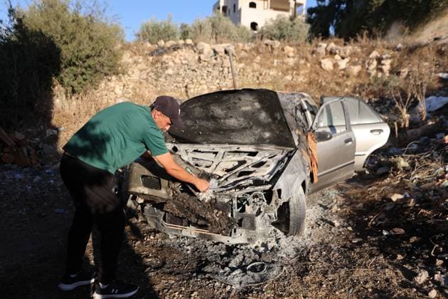 Nahostkonflikt, Ausgebrannte Fahrzeuge nach Siedlerangriff in Beit Ummar