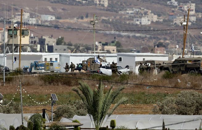 Nahostkonflikt, Westjordanland, Nablus, Israels Armee sperrt Straßen nach Autoattacke südlich der Stadt Nablus