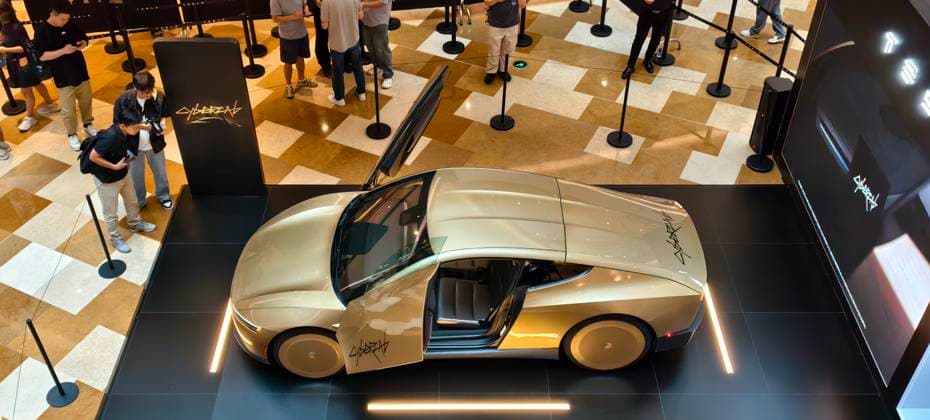 China, Shanghai, Publikum besichtigt Teslas fahrerloses Elektrofahrzeug Cybercab