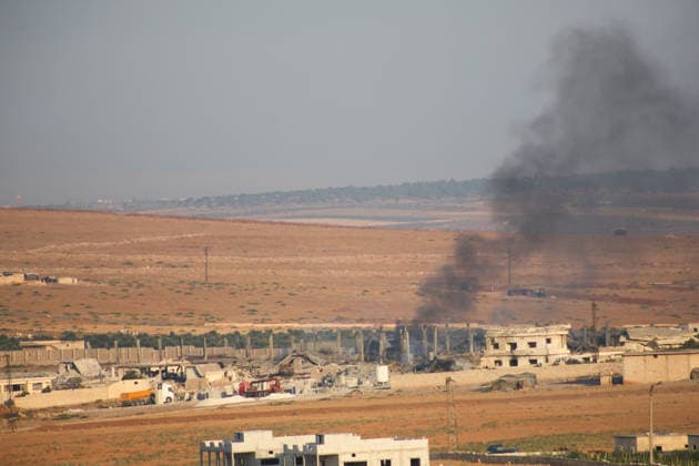 Syrien, Aleppo, Rauch nach schweren Explosionen an Militäranlage westlich von Al-Eis