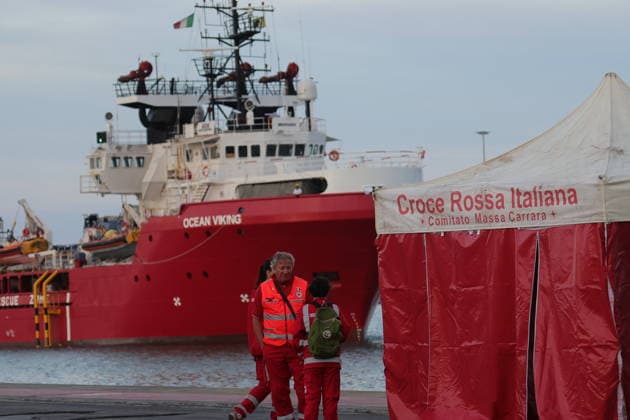 Italien, Schiff zur Seenotrettung erreicht Carrara