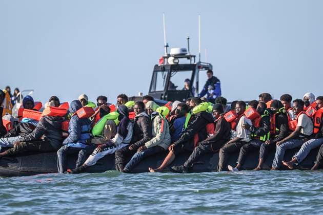 Frankreich, Asylsuchende auf Boot vor Merville-Franceville