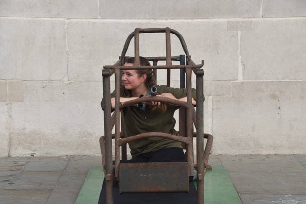 Großbritannien, Aktivistin Michelle Farnham sitzt im Abferkelkäfig bei Protest von Animal Rising am Trafalgar Square in London
