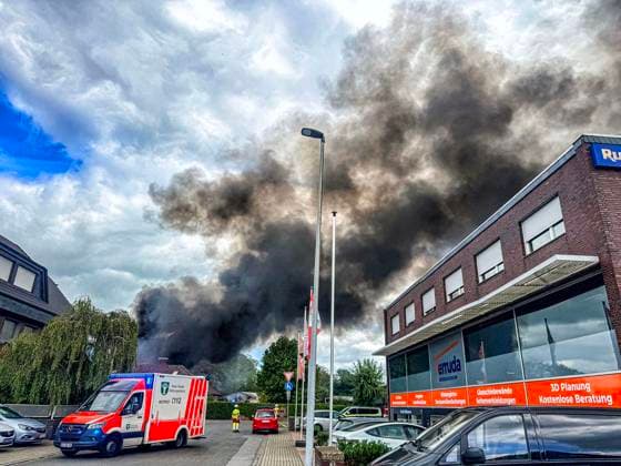 NRW, Brand im Gewerbegebiet in Rheinberg