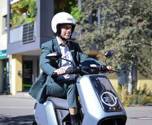 Baden-Württemberg, Oberbürgermeister Boris Palmer testet E-Roller in Tübingen