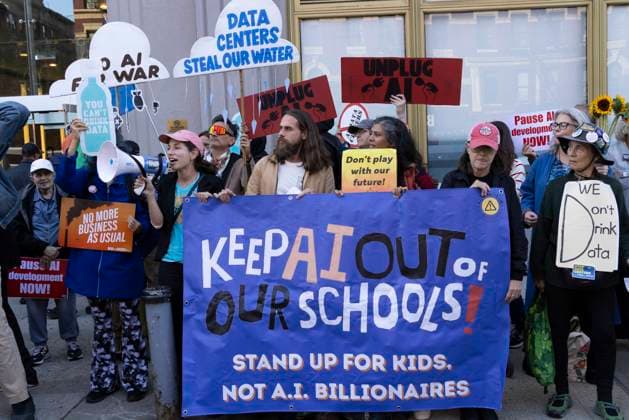 USA, Demonstration gegen den Einsatz von KI in Bildungsinstrumenten und den Bau von Rechenzentren in New York