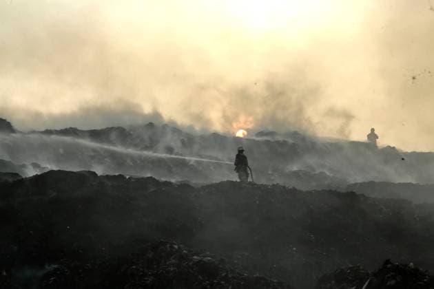 Indonesien, Feuerwehr bekämpft erneut aufflammenden Brand auf Deponie Putri Cempo in Solo