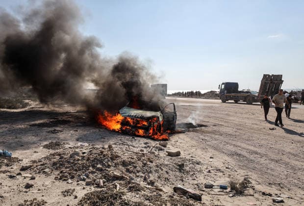 Nahostkonflikt, Gaza: Schäden an Auto nach israelischem Luftangriff