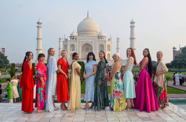 Celebrity, Miss Universe Great Britain Angela Aumonier posiert mit Models vor dem Taj Mahal in Agra