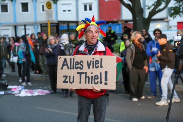 Berlin, Protest gegen Springer Award für Peter Thiel