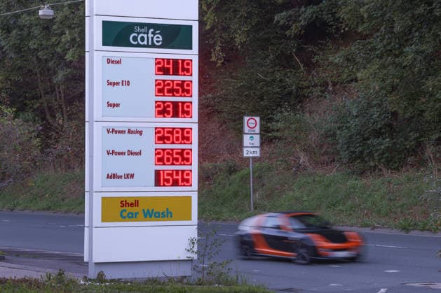 NRW, Preistafel an Tankstelle in Siegen