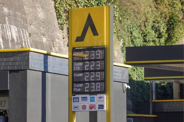 Rheinland-Pfalz, Preistafel an Tankstelle in Mudersbach