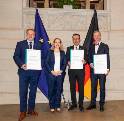 Berlin, Verena Hubertz übergibt Fördervereinbarung für NextBauBW