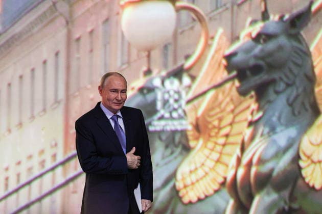 Russland, Wladimir Putin spricht bei Plenarsitzung des United Cultures Forum 2026 im Hermitage-Generalstabsgebäude in St. Petersburg