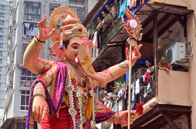 Indien, Prozession zur Versenkung von Ganesha-Statuen in Mumbai