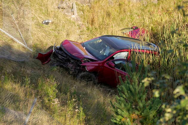 Norwegen, Auto kommt von Straße ab bei Holmestrand