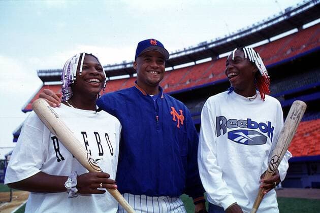 Venus (re) und Schwester Serena Williams mit Baseballschläger zusammen mit einem Profispieler im Baseball-Stadion der New York Mets Tennis Damen Gruppe New York Harmonie, Freude,
