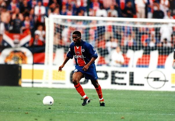 Augustine Okocha (PSG) am Ball Fußball Herren Saison 1998 1999: 1. Französische Division, Liga, Meisterschaft, Paris Saint-Germain, St. Germain Einzelbild Prinzenparkstadion Paris Dynamik,  
