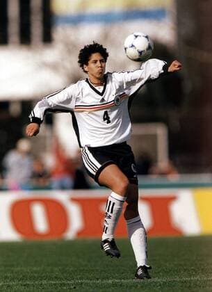 Steffi Jones (Deutschland) flankt den Ball Fußball Länderspiel Damen Nationalmannschaft 1999, Frauennationalmannschaft, Nationalteam, Frau, Frauenfußball, Frauen Einzelbild Holzwickede Dynamik,
