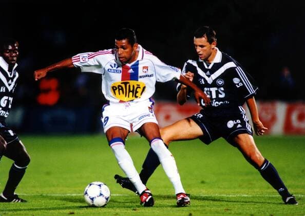 Sonny Anderson (Lyon) am Ball Fußball Herren Saison 1999 2000, Französische Liga, FC Girondins de Bordeaux - Olympique Lyonnais 1:3, Gruppe Stade Lescure Bordeaux Kampf,  