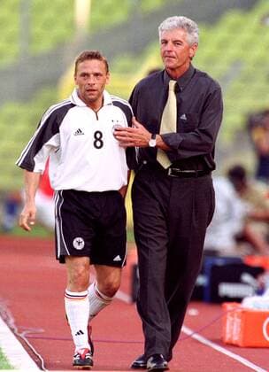 Teamchef Erich Ribbeck mit Thomas Häßler (beide Deutschland) nach dessen Auswechslung Fußball Länderspiel Herren Freundschaftsspiel 2000, Nationalmannschaft, Nationalteam, Nationaltrikot Gruppe Frankenstadion Nürnberg