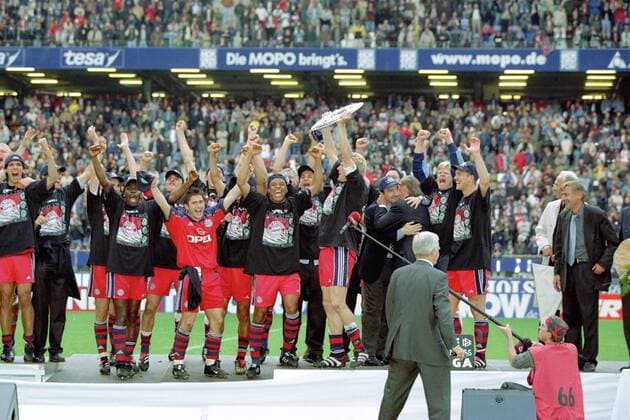 Fußball, FC Bayern München, Deutscher Meister 2001 Der FC Bayern München feiert die Deutsche Meisterschaft 2001 Fußball 1. BL Herren Saison 2000 2001, Hamburg - FC Bayern München 1:1 Totale Volksparkstadion Hamburg Freude, Begeisterung,