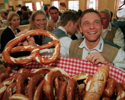 Thomas Häßler (1860) mit Riesen-Brezel Fußball 1. BL Herren Saison 1999 2000, TSV 1860 München, Wiesen, Wiesn, Bierzelt, Tracht, Trachten, Bayrisch, Tradition Einzelbild München
