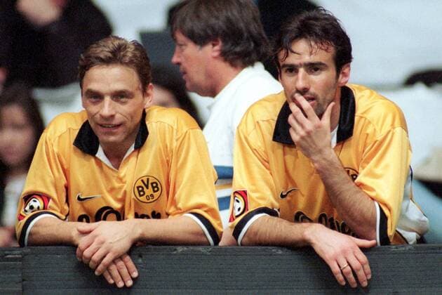 Miroslav Stevic (re.) und Thomas Häßler (beide BVB) hinter der Bande Fußball Herren Hallenmasters 1998 1999, Borussia Dortmund, Halle, Indoor, Hallenfußball, Hallenturnier, Finale Gruppe Westfalenhalle Dortmund