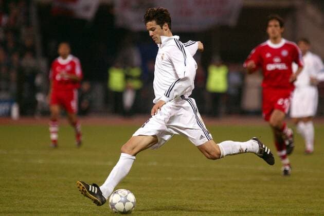 Santiago Solari (Real) zieht ab Fußball EC 1 Herren Champions League 2001 2002, Viertelfinale, FC Bayern München - Real Madrid (Spanien) 2:1, Einzelbild Olympiastadion München Dynamik,