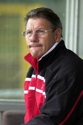 Trainer Eberhard Vogel (Dresdner SC) skeptisch Fußball Herren Regionalliga Nord, Saison 2002 2003, 3. Liga, Paderborn - Dresdner SC, DSC 2:0, Vdig Einzelbild Hermann-Löns-Stadion Paderborn Nachdenklichkeit, Skepsis