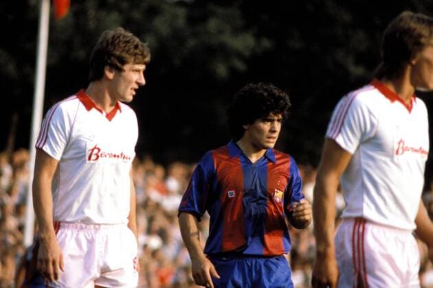 Diego Armando Maradona (Barca, Mitte) eng gedeckt von seinem Gegenspieler Fußball Herren Primera Division 1982 1983, 1. Spanische Liga, FC Barcelona, Saisonvorbereitung, Test, Testspiel Gruppe