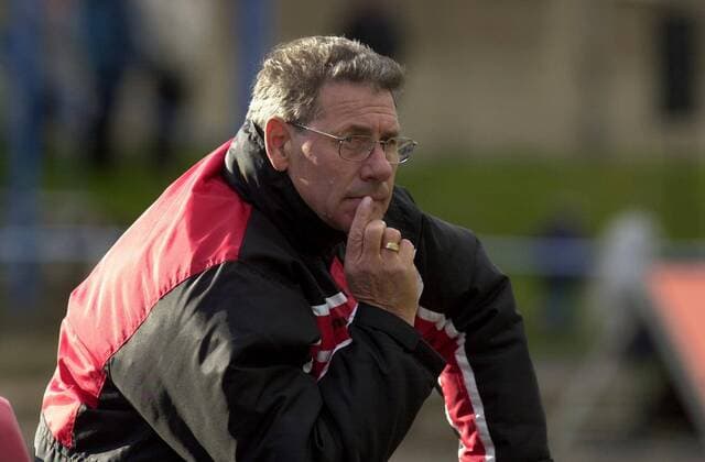 Trainer Eberhard Vogel (Dresdner SC) nachdenklich Fußball Herren Regionalliga Nord 2002 2003, 3. Liga, Dresdner SC, DSC Einzelbild Dresden Nachdenklichkeit,