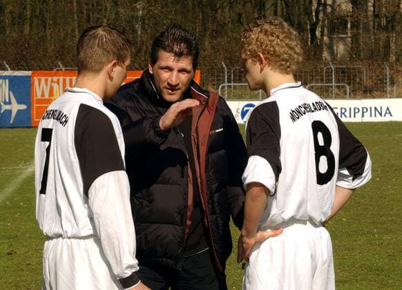 Trainer Thomas Kastenmaier (Mitte) gibt Lukas Kischka (li.) und Johannes von der Bergh (alle Gladbach) Anweisungen Fußball Herren B-Junioren Regionalliga West 2002 2003, Köln - Borussia Mönchengladbach 0:5, Jugend, Vdig Gruppe Köln