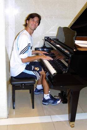 Santiago Solari (Real) sitzt am Klavier Fußball Herren Saisonvorbereitung 2003 2004, Primera Division, 1. Spanische Liga, CF Real Madrid, Einzelbild Peking