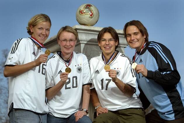 Die Weltmeisterinnen vom 1.FFC Turbine Potsdam, v.li.: Viola Odebrecht, Conny Pohlers, Ariane Hingst und Torfrau Nadine Angerer (alle Deutschland) präsentieren ihre Medaillen Fußball WM Damen Weltmeisterschaft 2003, Nationalmannschaft, Nationalteam, Nationaltrikot, Frauenfußball, Frauen Gruppe Potsdam Freude,