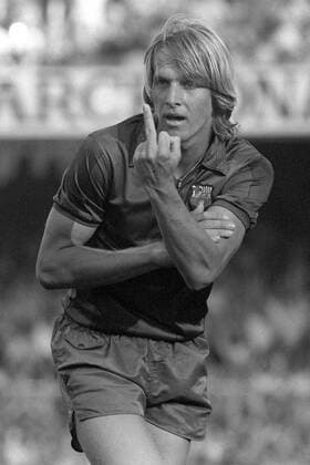 Bernd Schuster (Barcelona) holt den Stinkefinger raus - das enfant terrible des deutschen Fußballs vertritt des öfteren die Meinung: ihr könnt mich doch alle mal... Fußball Herren Primera Division 1984 1985, 1. Spanische Liga, FC Barcelona, Barca, Vneg, Vsw Einzelbild Barcelona