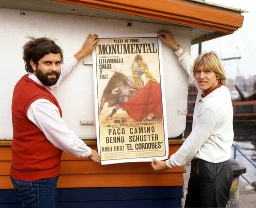 Bernd Schuster (re., Deutschland FC Barcelona) zeigt das Plakat einer Corrida, wo er als Ehrengast neben den Torrerolegenden Paco Camino und Manuel Benitez El Cordobes auftreten wird Fußball Herren DEUTSCHSPRACHIGE SPORTZEITSCHRIFTEN UND -ZEITUNGEN NUR NACH RÜCKSPRACHE, Saison 1982 1983 Gruppe Primera Division, 1. Spanische Liga Barcelona