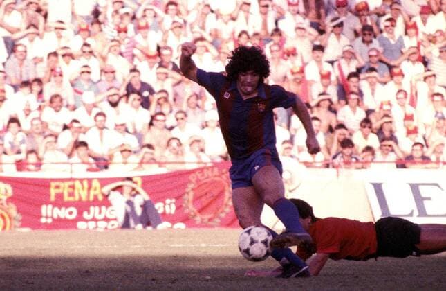 Diego Armando Maradona (FC Barcelona) setzt sich am Ball durch Fußball Herren DEUTSCHSPRACHIGE SPORTZEITSCHRIFTEN UND -ZEITUNGEN NUR NACH RÜCKSPRACHE, Primera Division 1983 1984 Einzelbild 1. Spanische Liga Palma de Mallorca Dynamik,