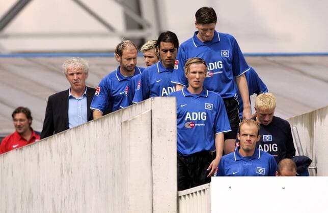 Noch steht Trainer Klaus Toppmöller (HSV) auf der Kommandobrücke, doch die Leistung seines Teams gibt ihm Anlass zur Sorge - v. vorn: David Jarolim, Benjamin Lauth, Bastian Reinhardt, Mehdi Mahdavikia, Raphael Wicky, Sergej Barbarez Fußball 1. BL Herren DFB-Pokal 2004 2005, Pokalspiel, Hamburger SV, Hamburg, Vdig, Gruppe Aufmacher Paderborn, Benny Enttäuschung, Skepsis