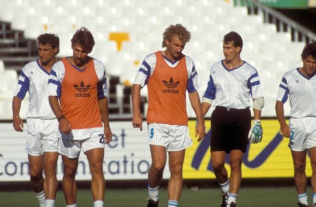Rudi Völler (Mitte, Marseille) während des Trainings mit seinen Teamkollegen Fußball Herren DEUTSCHSPRACHIGE SPORTZEITSCHRIFTEN UND -ZEITUNGEN NUR NACH RÜCKSPRACHE, Ligue Une 1992 1993, OM Gruppe Marseille