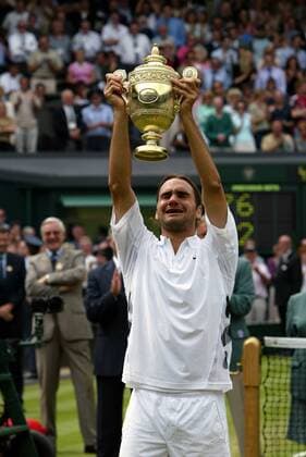 Roger Federer (Schweiz) mit dem Siegerpokal Tennis Herren All England Championships 2003, ATP Tour, Grand Slam, Finale, Endspiel Einzelbild Wimbledon London Freude, Begeisterung,