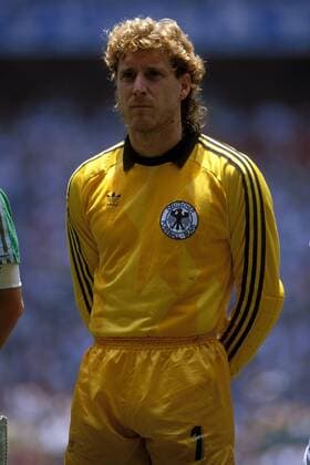 Torwart Harald Schumacher (BR Deutschland) während der Nationalhymne Fußball WM Herren DEUTSCHSPRACHIGE SPORTZEITSCHRIFTEN UND -ZEITUNGEN NUR NACH RÜCKSPRACHE, Weltmeisterschaft 1986 Porträt Mexico City