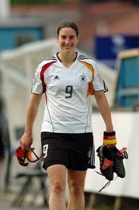 Birgit Prinz (Deutschland) gut gelaunter Abgang Fußball EM Damen Europameisterschaft 2005, Frauen, Frauenfußball, Gruppe B, Nationalmannschaft, Nationalteam Einzelbild Preston