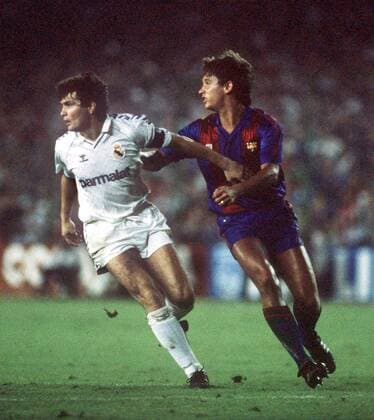 Jose Antonio Camacho (Real Madrid, li.) gegen Gary Lineker (FC Barcelona) -  Fußball Herren Primera Division 1986 1987, 1. Spanische Liga, Real Madrid CF - FC Barcelona 1:1, Barca, Gruppe Madrid Dynamik, Kampf,